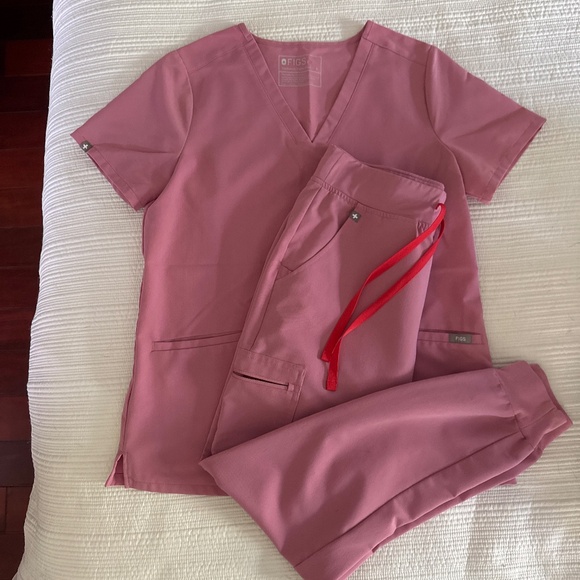 Figs scrubs - Picture 1 of 3